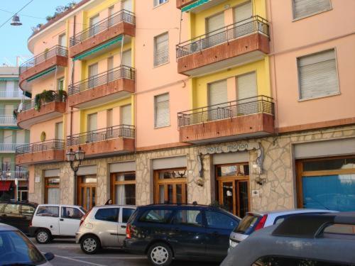 Hotel Mignon 50 Mt Dalla Spiaggia E Dall'Isola Pedonale Alassio Luaran gambar