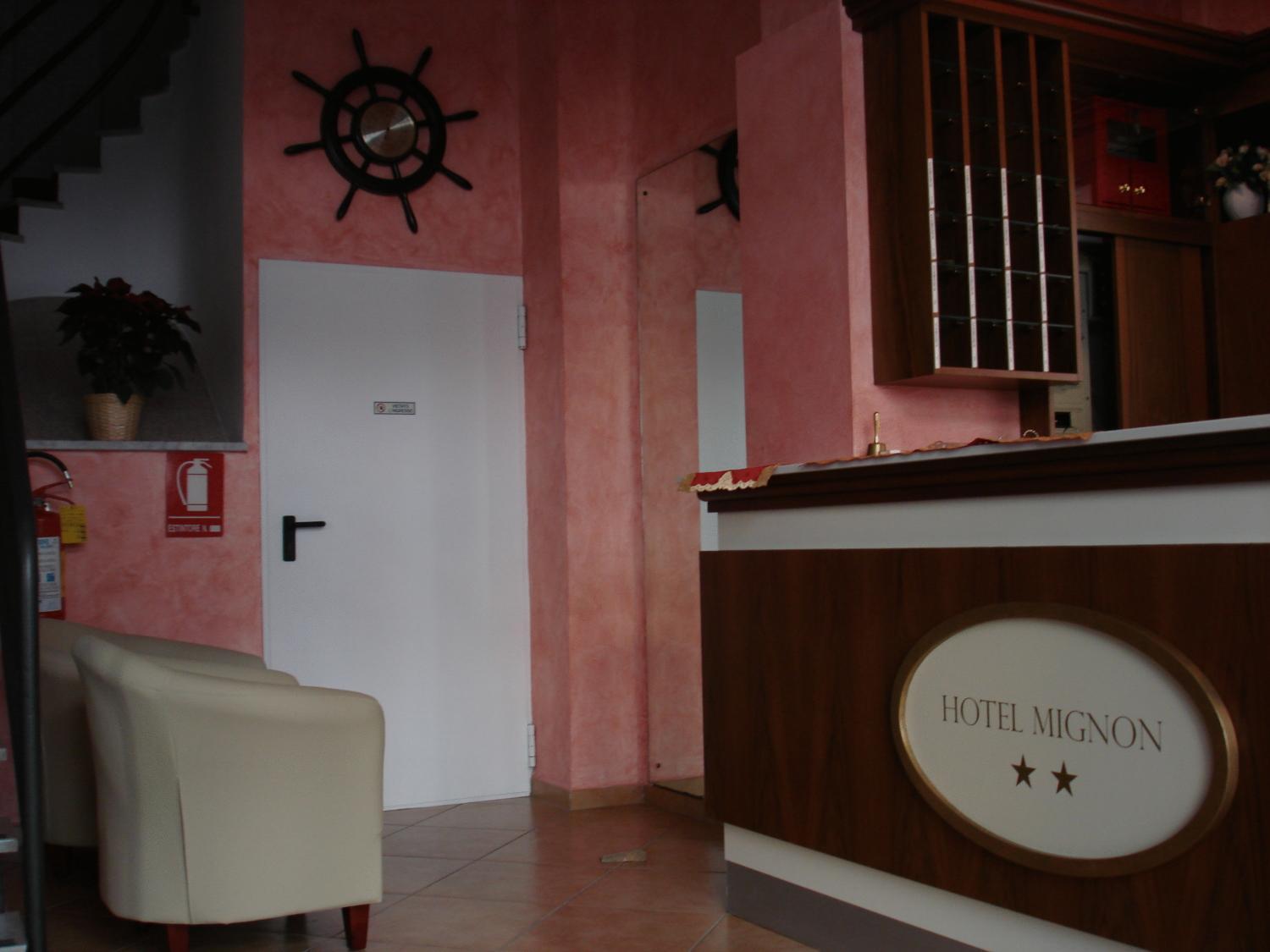 Hotel Mignon 50 Mt Dalla Spiaggia E Dall'Isola Pedonale Alassio Luaran gambar
