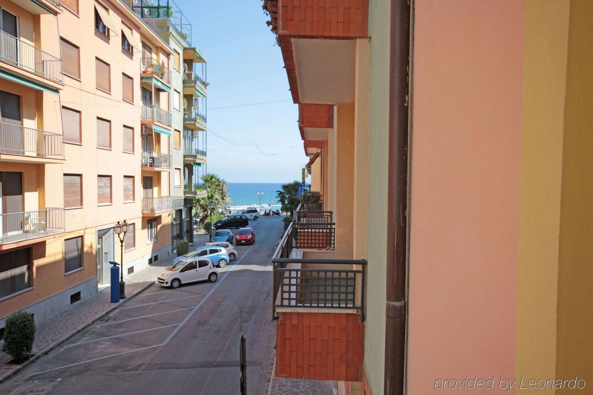 Hotel Mignon 50 Mt Dalla Spiaggia E Dall'Isola Pedonale Alassio Luaran gambar
