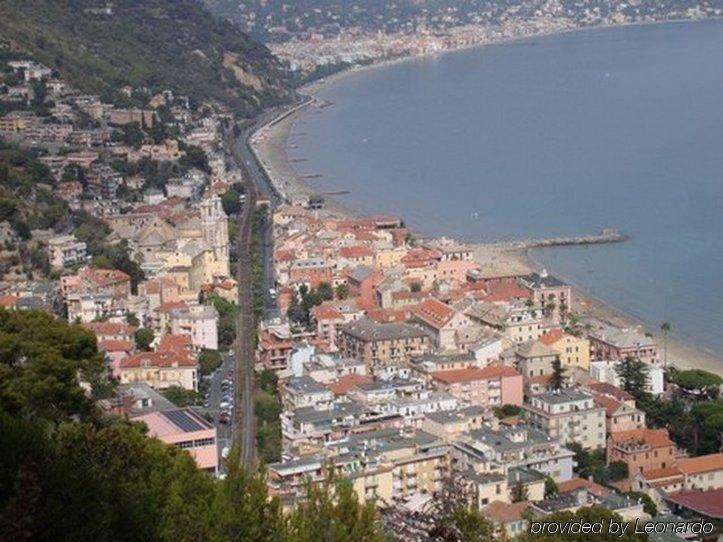 Hotel Mignon 50 Mt Dalla Spiaggia E Dall'Isola Pedonale Alassio Luaran gambar