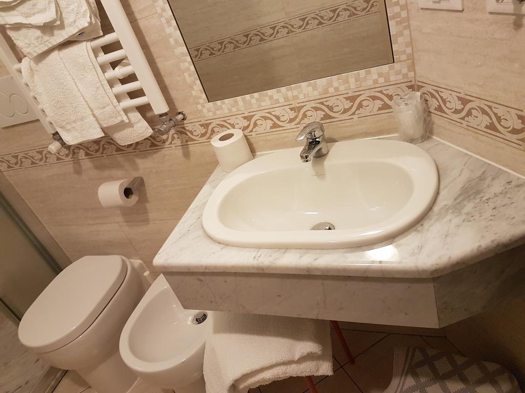 Hotel Mignon 50 Mt Dalla Spiaggia E Dall'Isola Pedonale Alassio Luaran gambar