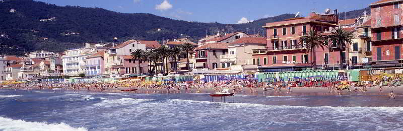 Hotel Mignon 50 Mt Dalla Spiaggia E Dall'Isola Pedonale Alassio Luaran gambar