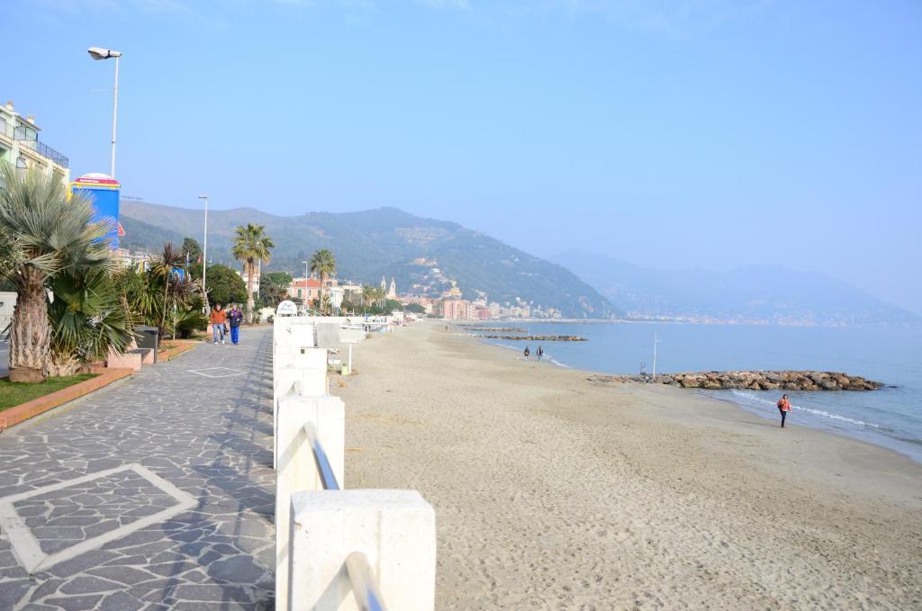 Hotel Mignon 50 Mt Dalla Spiaggia E Dall'Isola Pedonale Alassio Luaran gambar