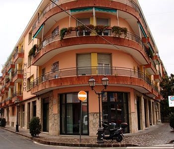 Hotel Mignon 50 Mt Dalla Spiaggia E Dall'Isola Pedonale Alassio Luaran gambar